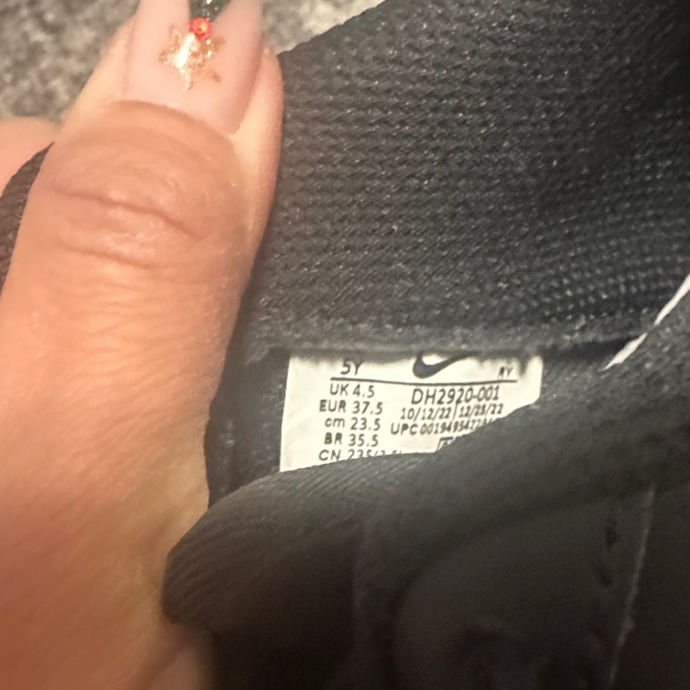 Nike Kids All-Black Sneakers Air Force 1 - Picture 7 of 12